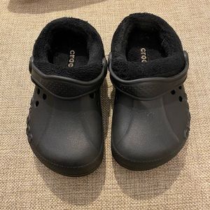 ❌SOLD❌ Crocs fur-lined toddler shoes- Size 8/9